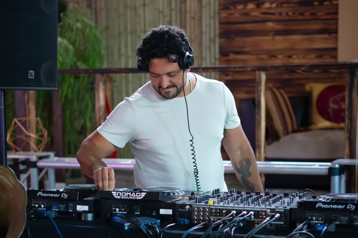 The live DJ at WeDeepen In-Person